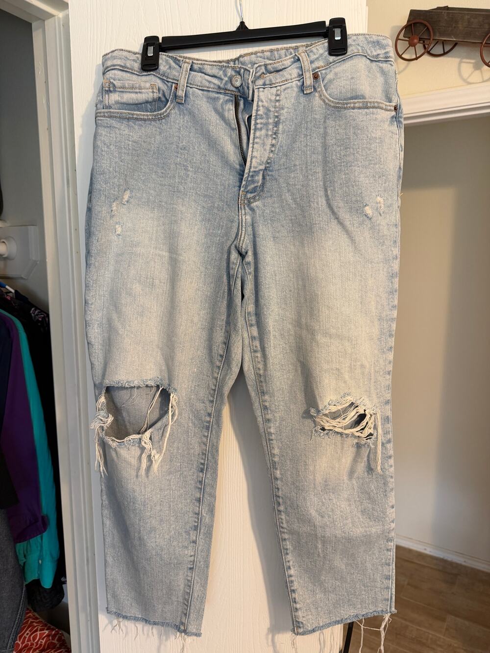 Old Navy Women's O.G. Straight Jeans Light Wash Distressed Ripped Knee Denim